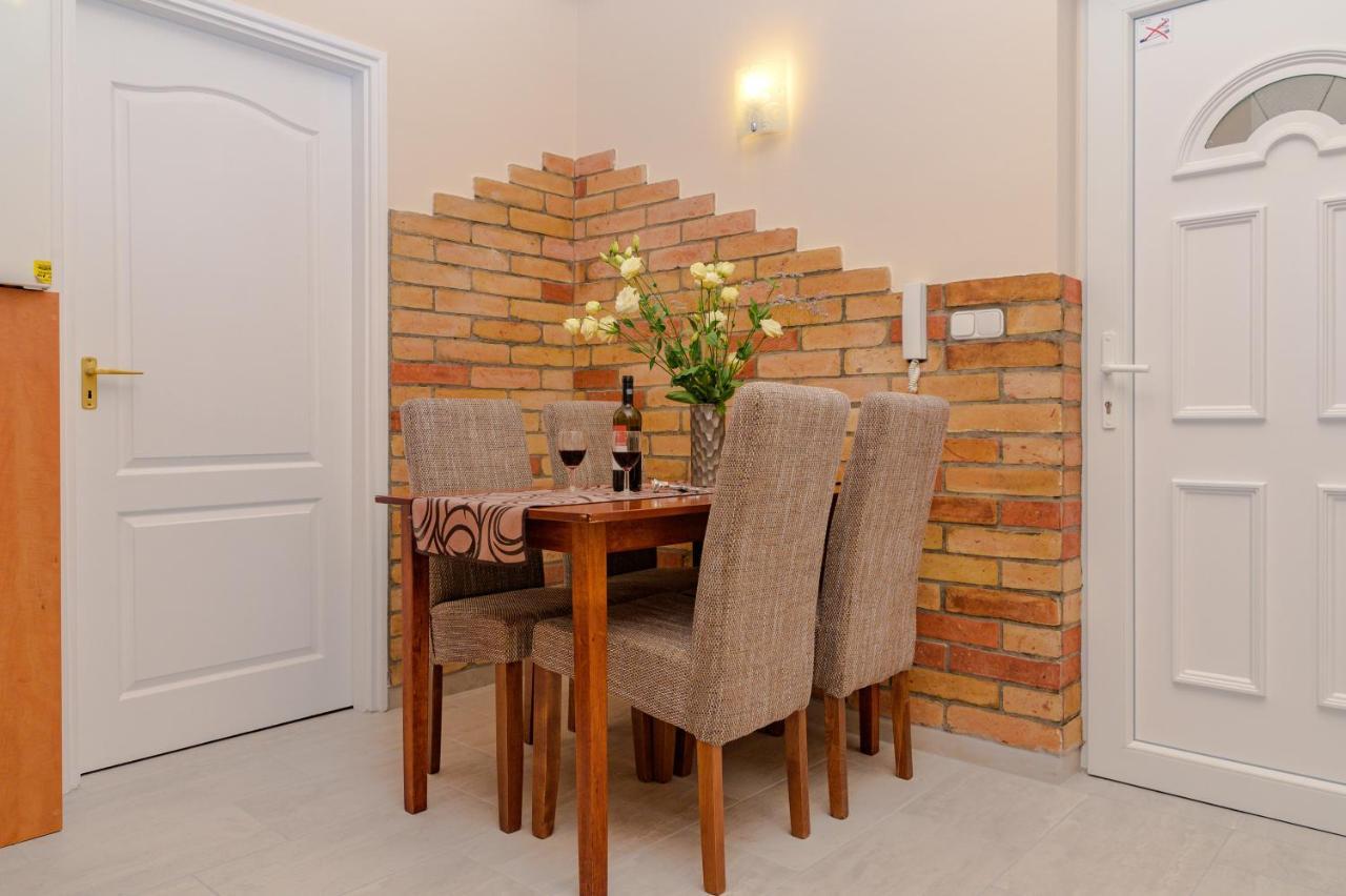 Illes Apartmanok Ii. ไฮจ์ดุสโซบอสโล ภายนอก รูปภาพ