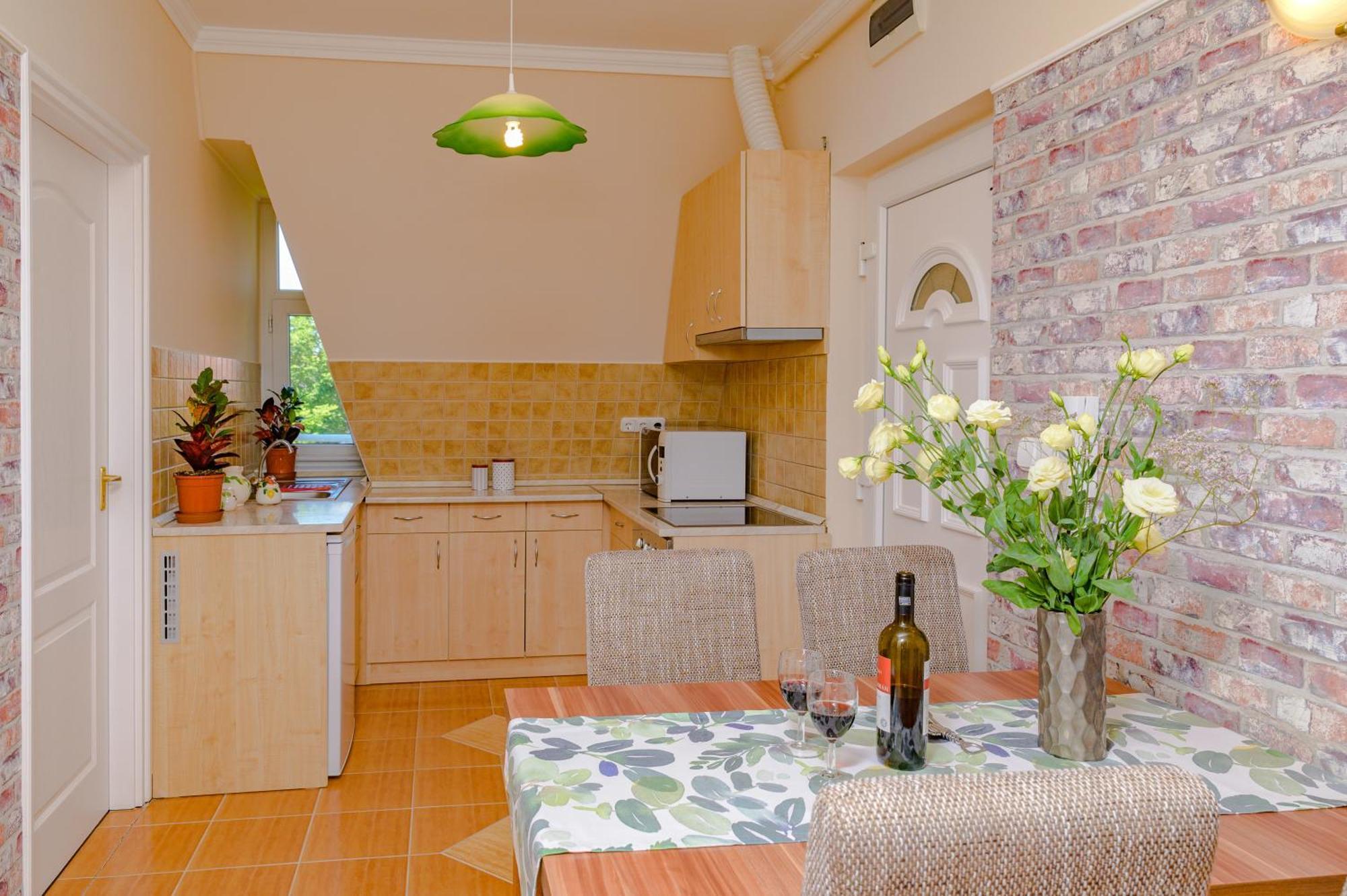 Illes Apartmanok Ii. ไฮจ์ดุสโซบอสโล ภายนอก รูปภาพ