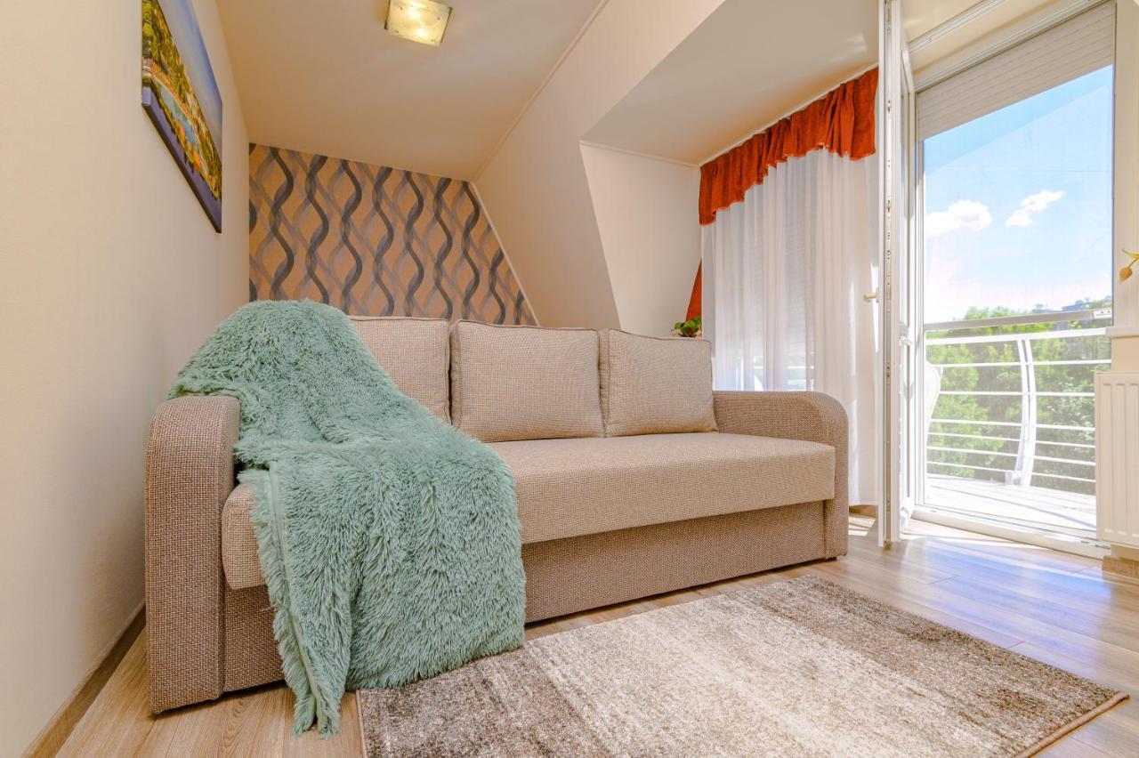 Illes Apartmanok Ii. ไฮจ์ดุสโซบอสโล ภายนอก รูปภาพ